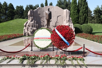 Dənizçilər Ümummilli Lider Heydər Əliyevin məzarını və Şəhidlər xiyabanını ziyarət ediblər